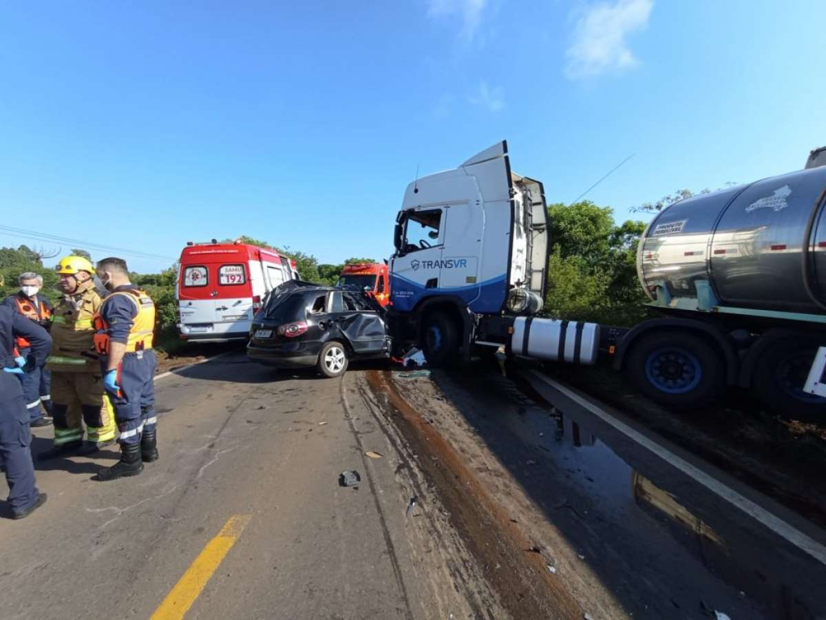 Grave Acidente Entre Carro E Caminh O Deixa Quatro Mortos Na Perimetral