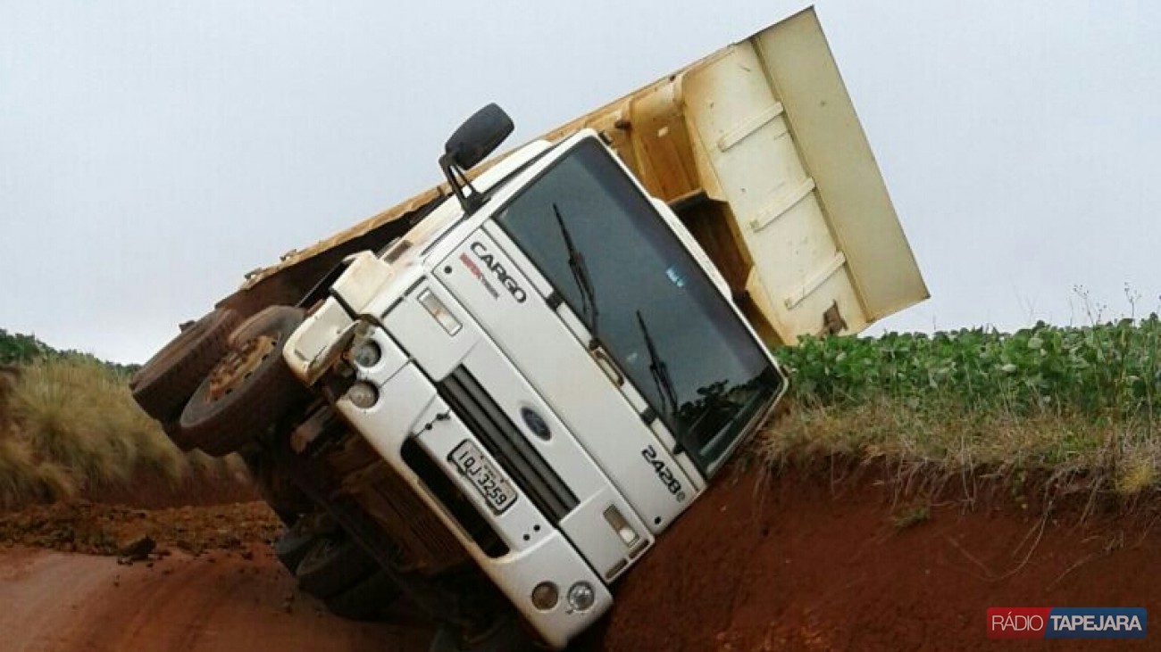 Caminhão da prefeitura de Ibiaçá tomba em estrada do interior