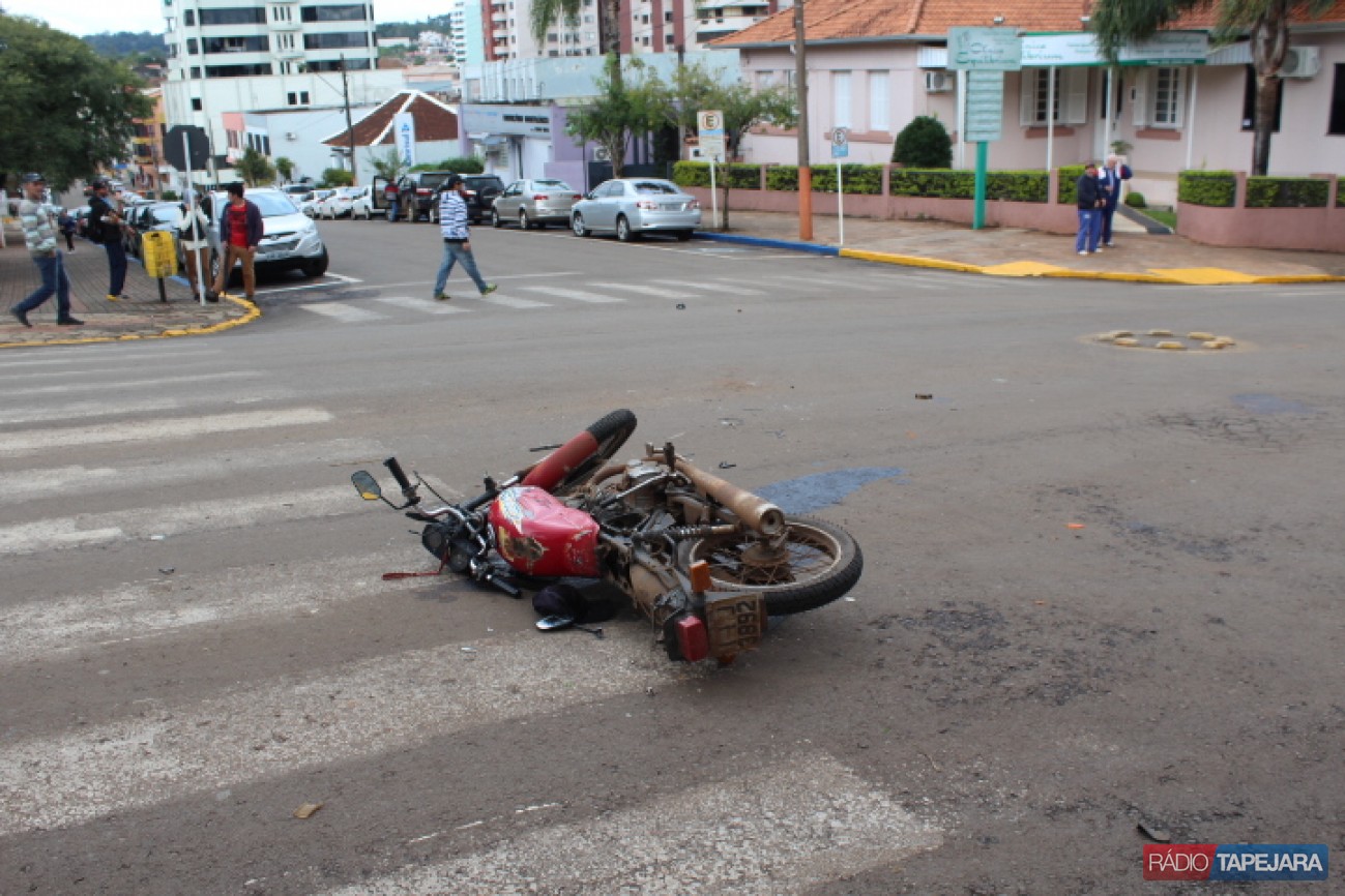 Motociclista fica ferido após colisão no centro de Tapejara