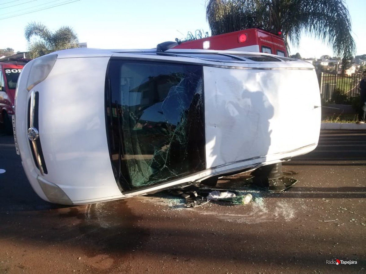 Após colisão, veículo tomba no Loteamento Bianchini em Tapejara