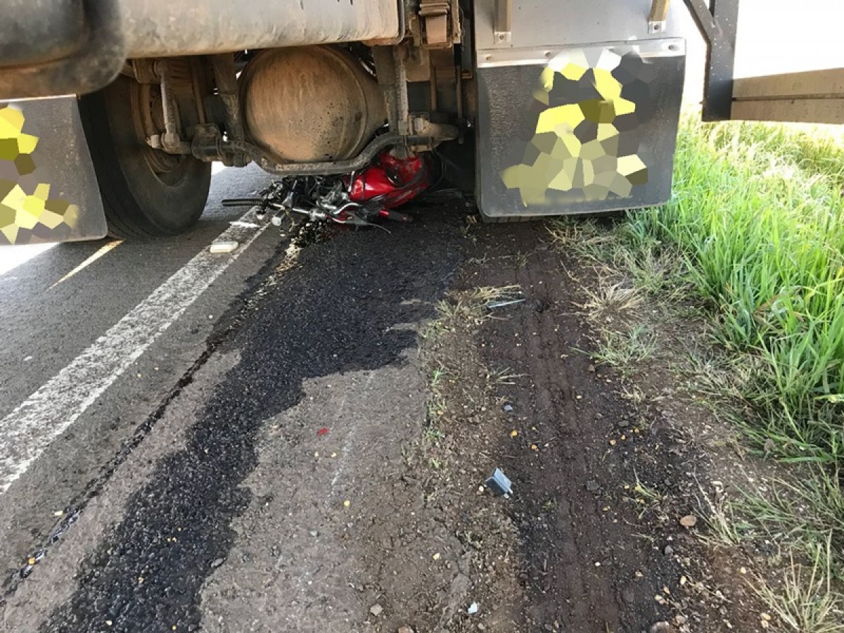 Motociclista para em cima de carro e moto é destruída em Gaurama