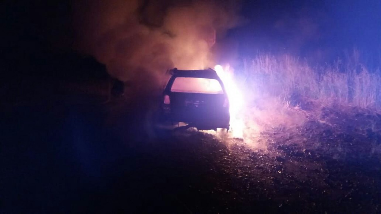 Bombeiros combatem incêndio em veículo na comunidade de São Brás