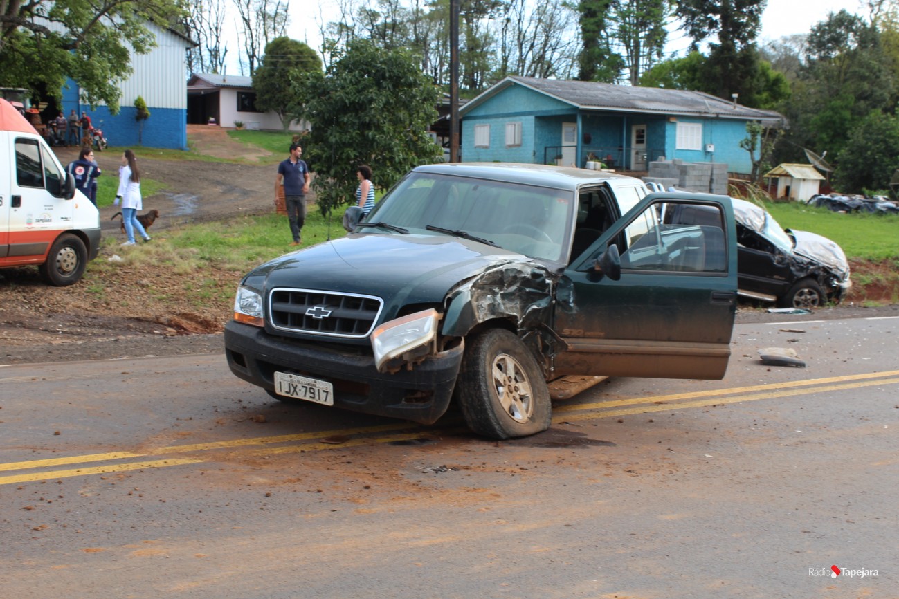 Colisão entre duas caminhonetes deixa três pessoas feridas em Vila Lângaro