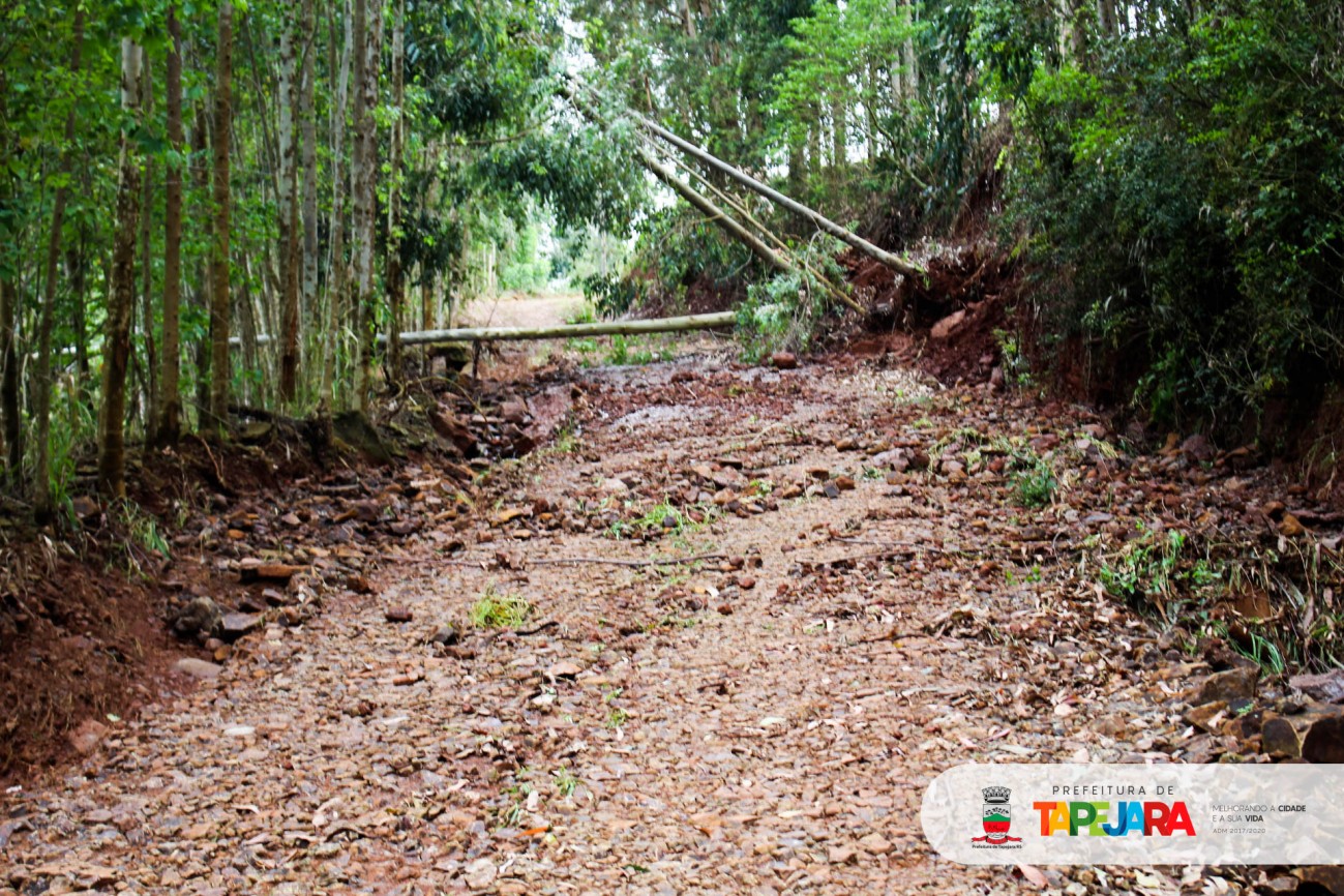 Estradas do interior de Tapejara estão recebendo reparos emergenciais