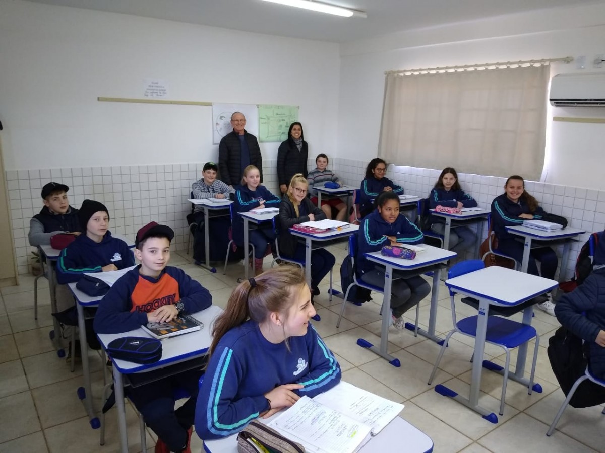 Escola de Vila Lângaro recebe novas mesas e cadeiras
