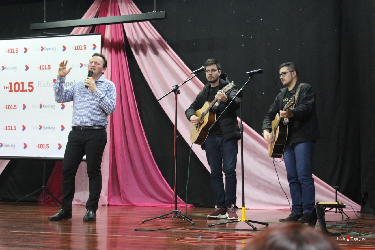 Sucesso total, palestras e show comemoram aniversário da Rádio Tapejara