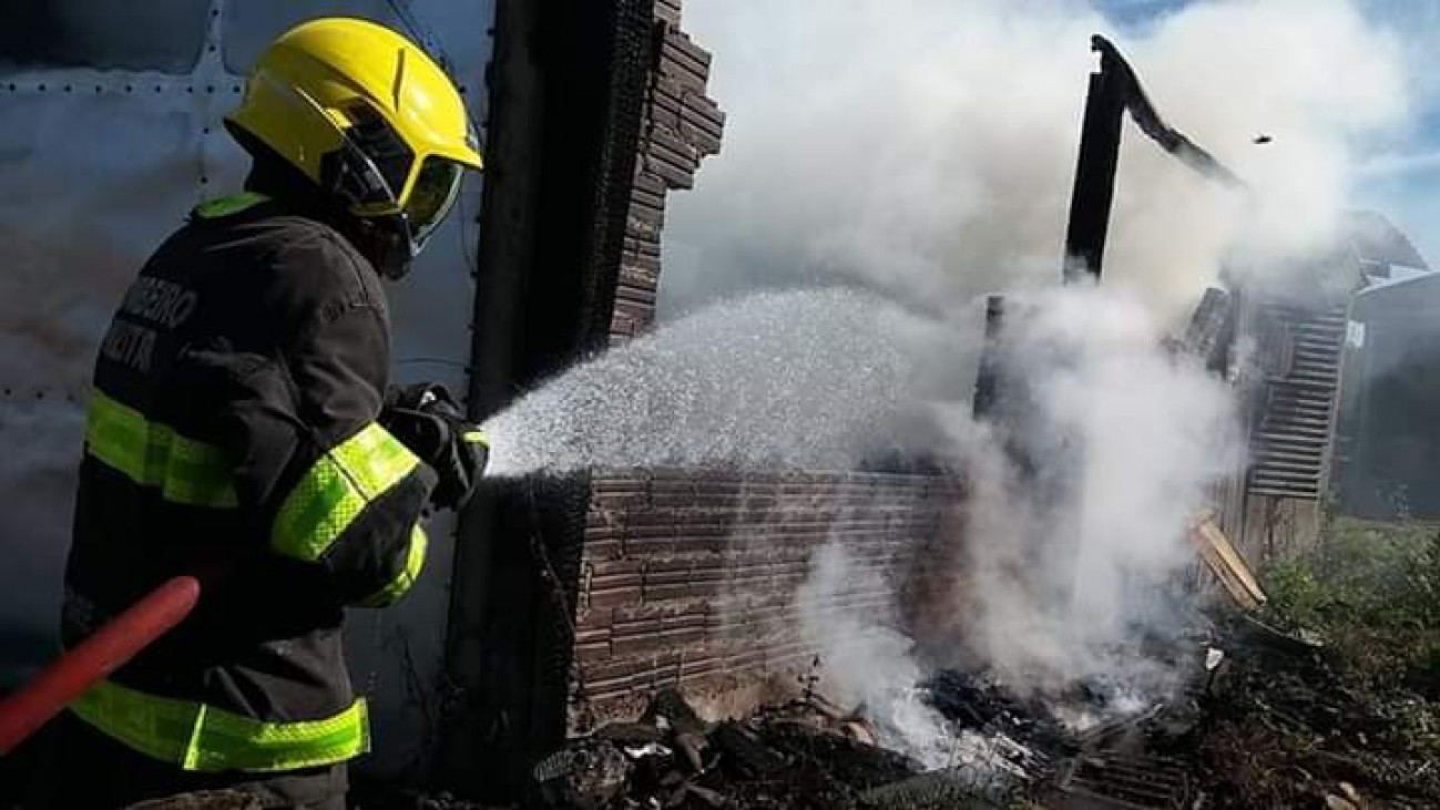 Em Barracão mulher coloca fogo na própria casa