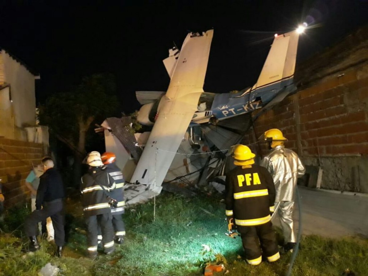 Avião que saiu de Porto Alegre cai em casa na Argentina
