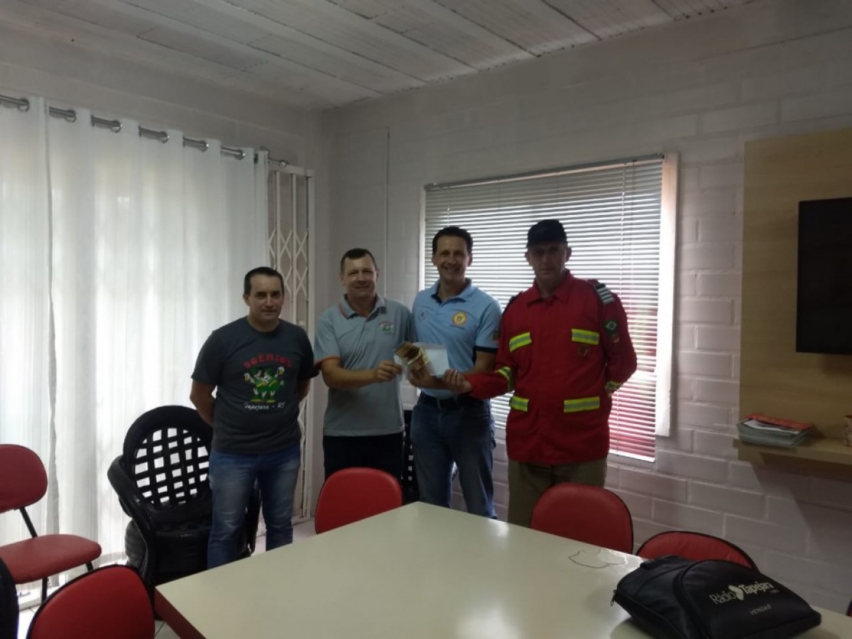Boêmios entregam doações para entidades de Tapejara