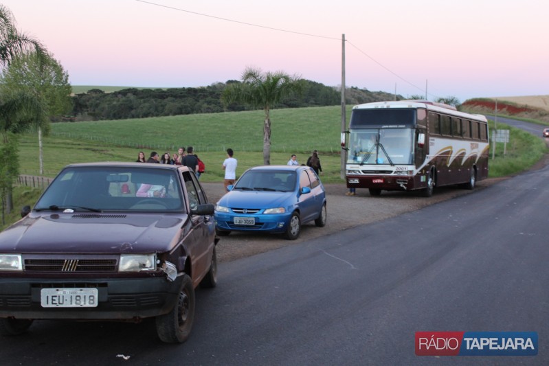 Engavetamento envolve dois carros e um ônibus de estudantes em Tapejara