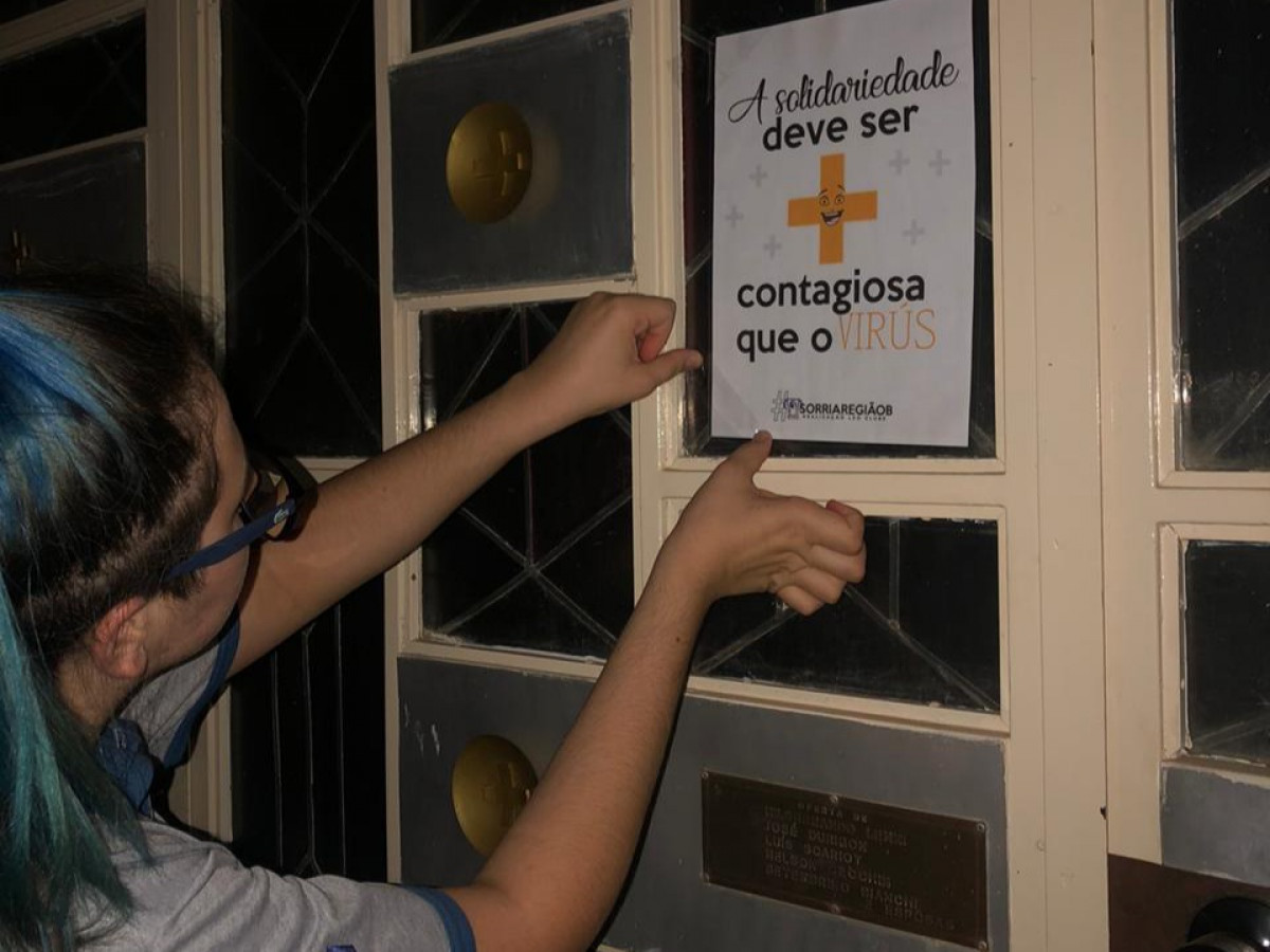 Em Ibiaçá, LEO Clube distribui mensagens pela cidade para motivar o sorriso