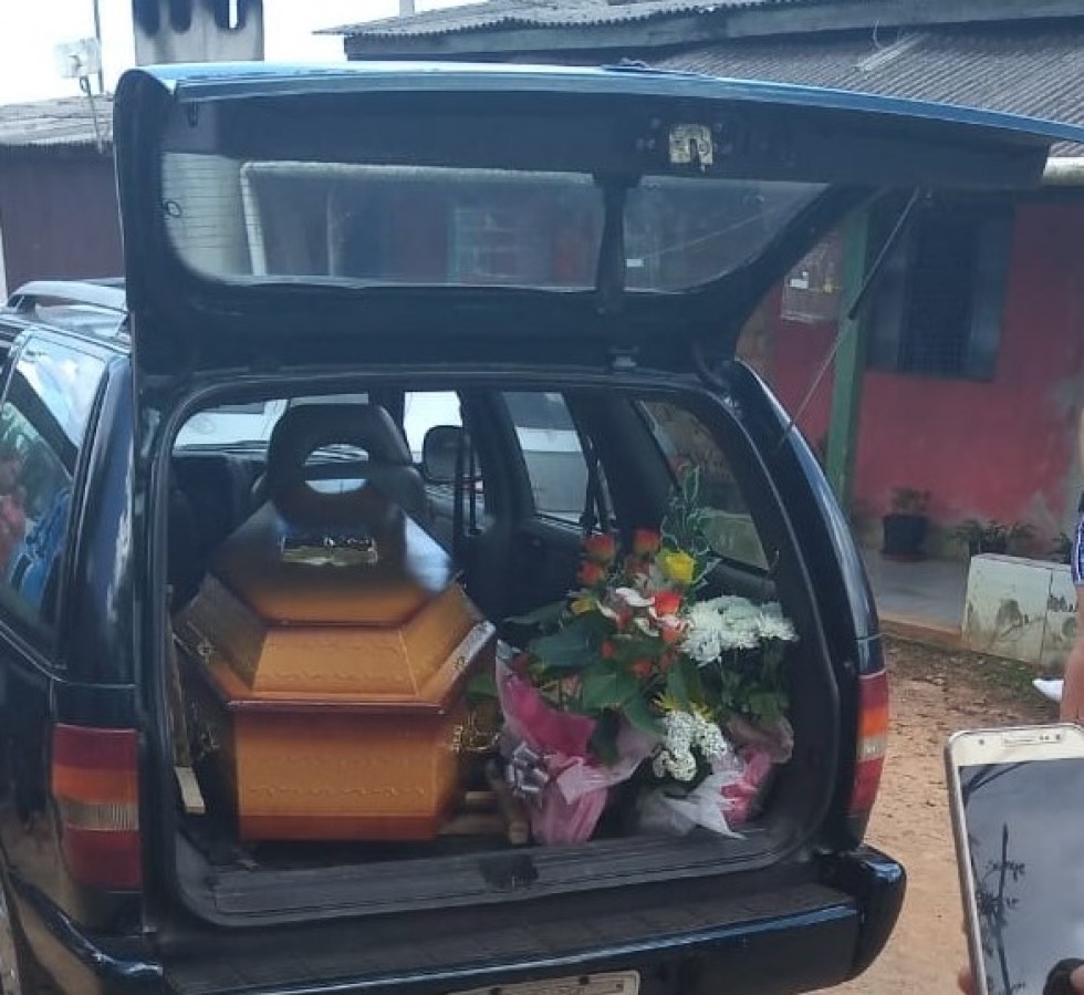 Durante enterro, família descobre que corpo de bebê foi trocado em Chapecó
