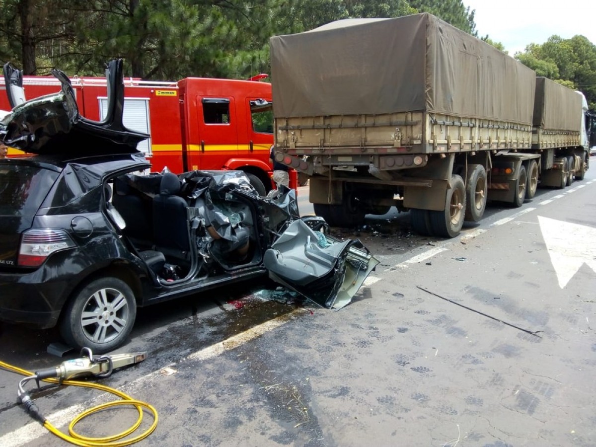 Acidente entre carro e caminhão deixa dois mortos em Panambi