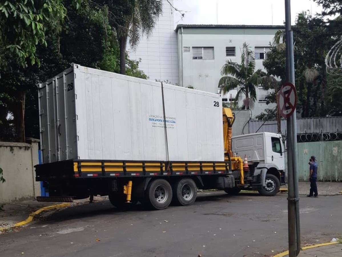 Hospital Moinhos de Vento instala contêiner para colocar corpos, em Porto Alegre