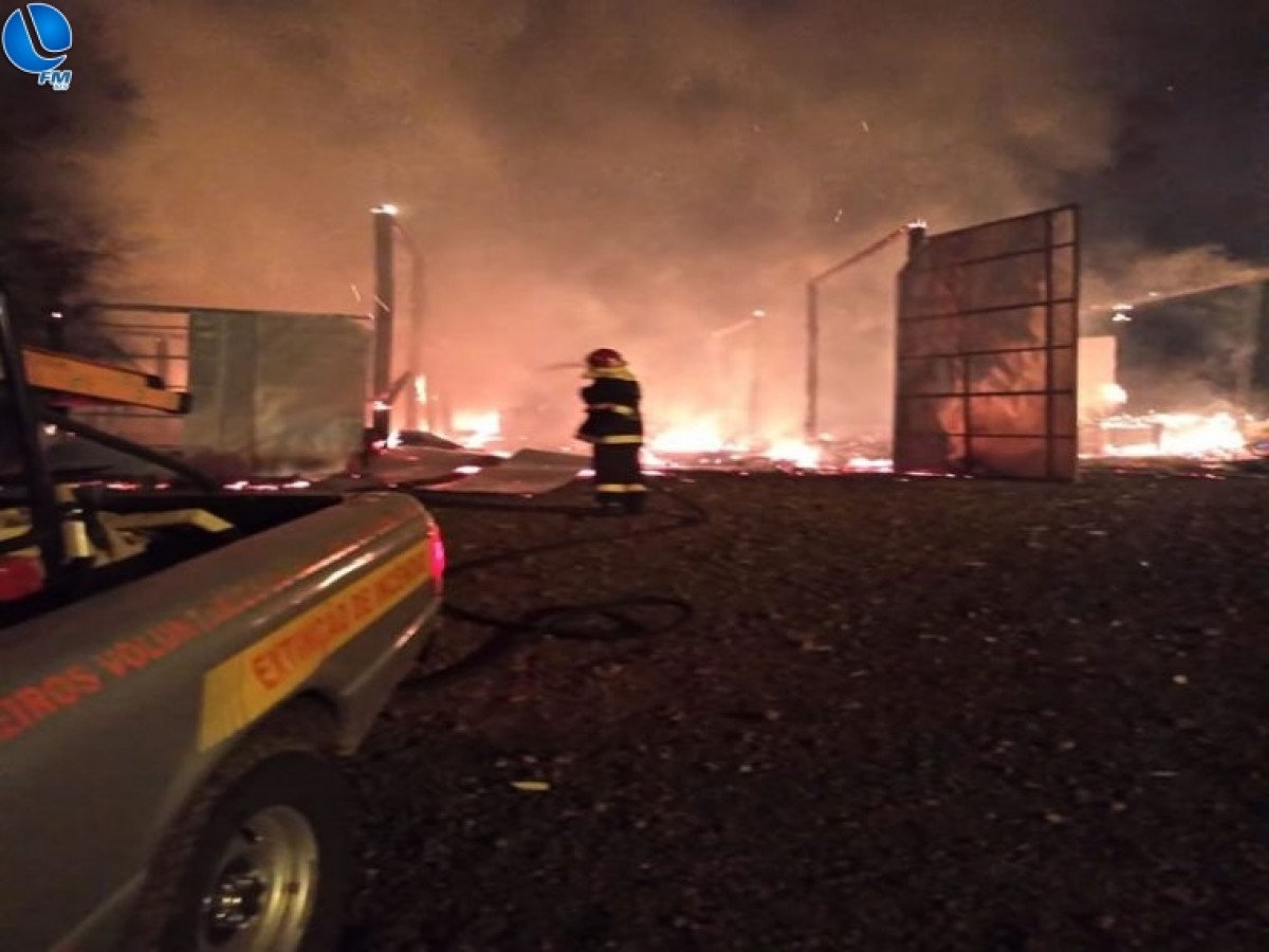 Incêndio atinge galpão no interior de Tupanci do Sul