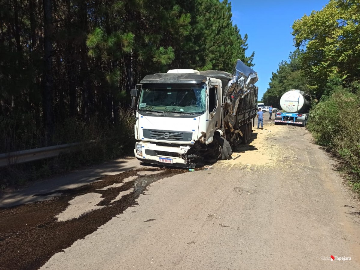 Acidente com dois caminhões foi registrado no interior de Água Santa
