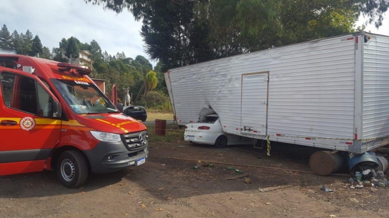 Homem morre ao colidir carro em baú de caminhão em Getúlio Vargas