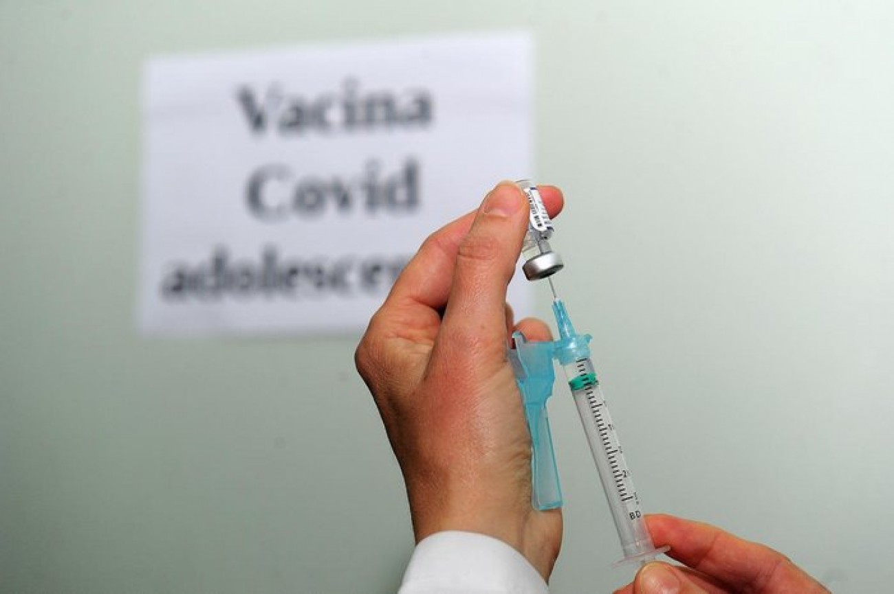 Ministro autoriza estados e municípios a vacinar adolescentes