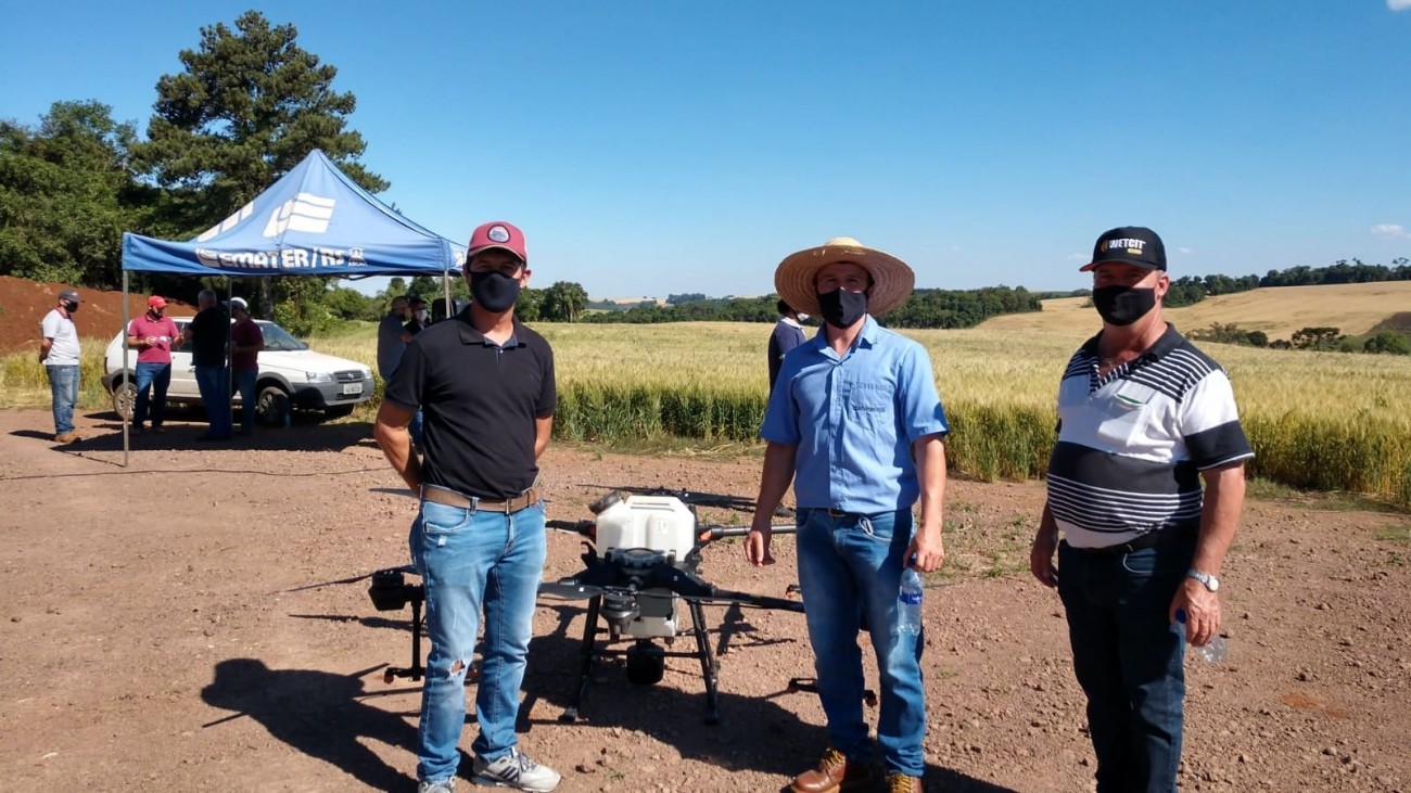 Charrua participa de demonstração da Pulverização Agrícola com Drone