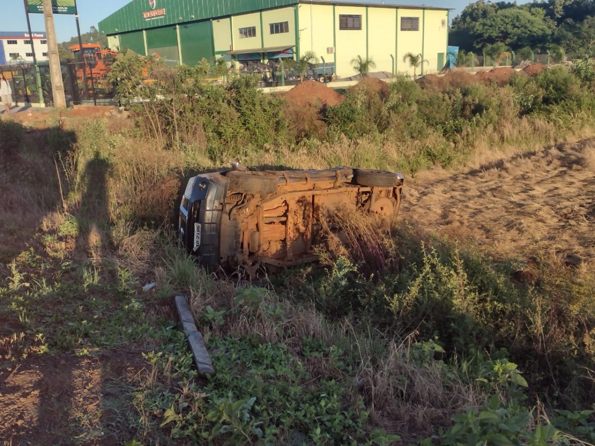 Camionete sai da pista e tomba em Tapejara nesta manhã de domingo
