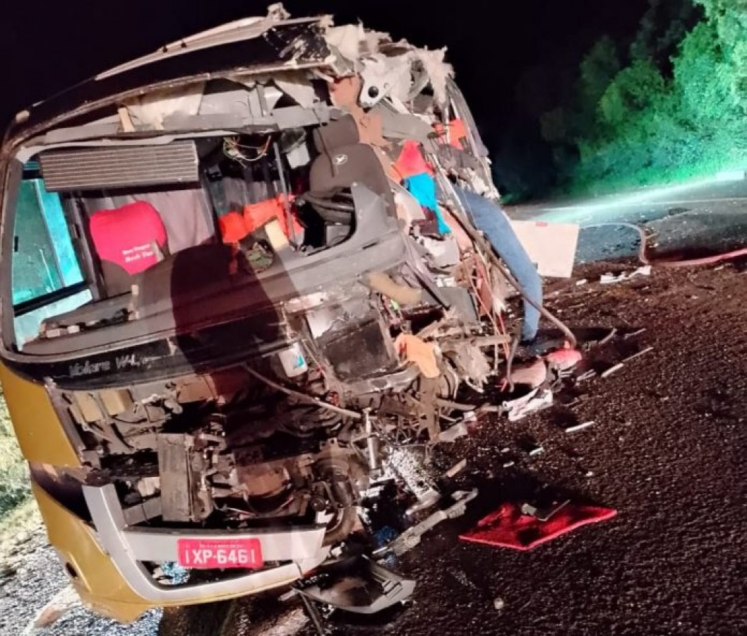 Acidente entre carreta, carro, ônibus e van deixa 6 mortos e 12 feridos em Rio Pardo