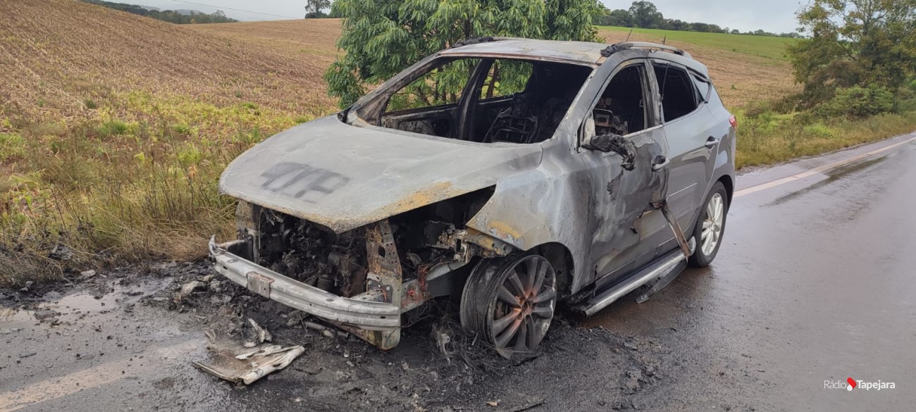 Carro pega fogo na ERS-467, em Ibiaçá