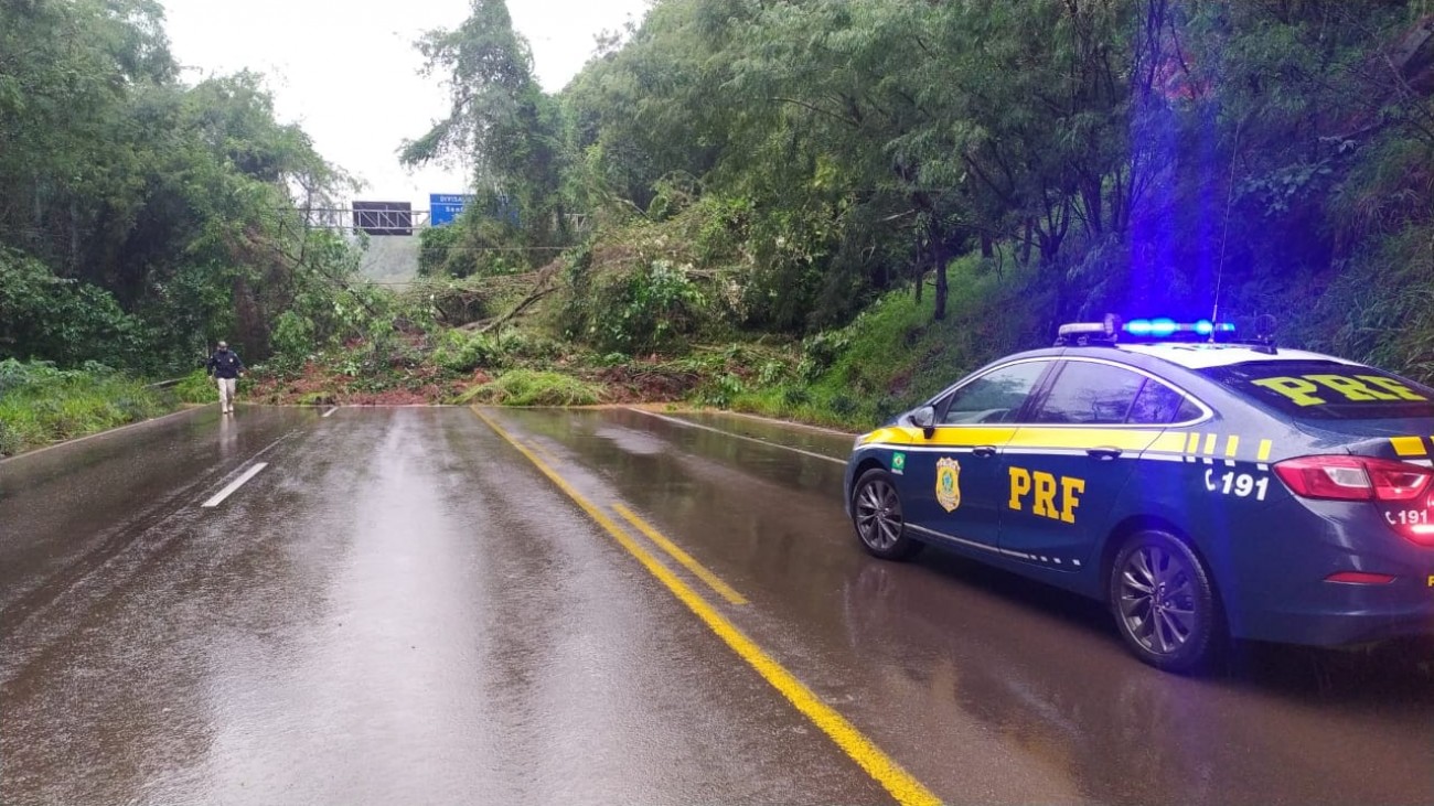 Rodovia entre RS e SC tem bloqueio por queda de barreira