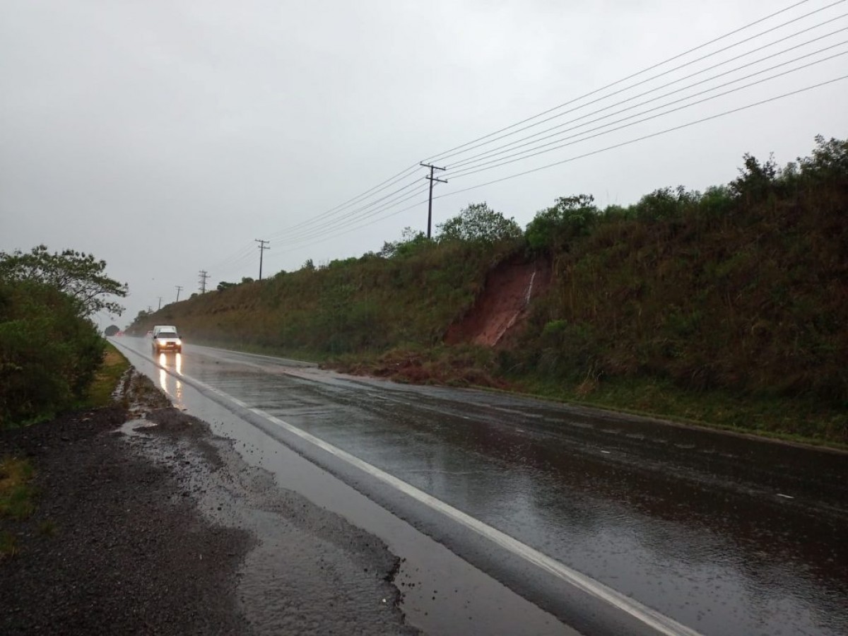 Chuva causa deslizamento de terra e compromete trânsito na Perimetral em Passo Fundo