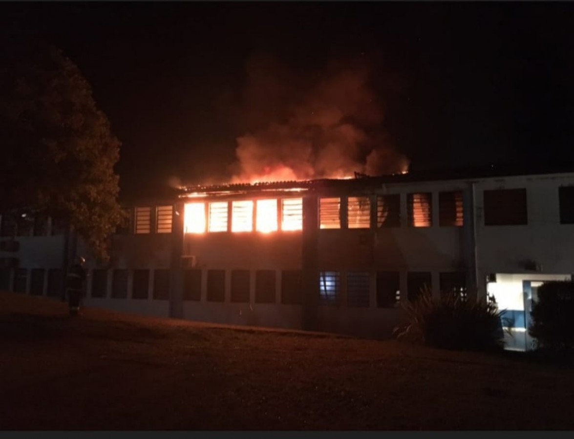 Incêndio de grandes proporções atinge Escola Cláudio Antônio Benvegnu em Água Santa