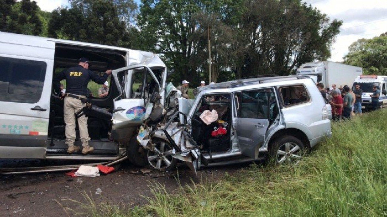 Colisão frontal na BR 480 provoca duas mortes e deixa quatro feridos em Erechim