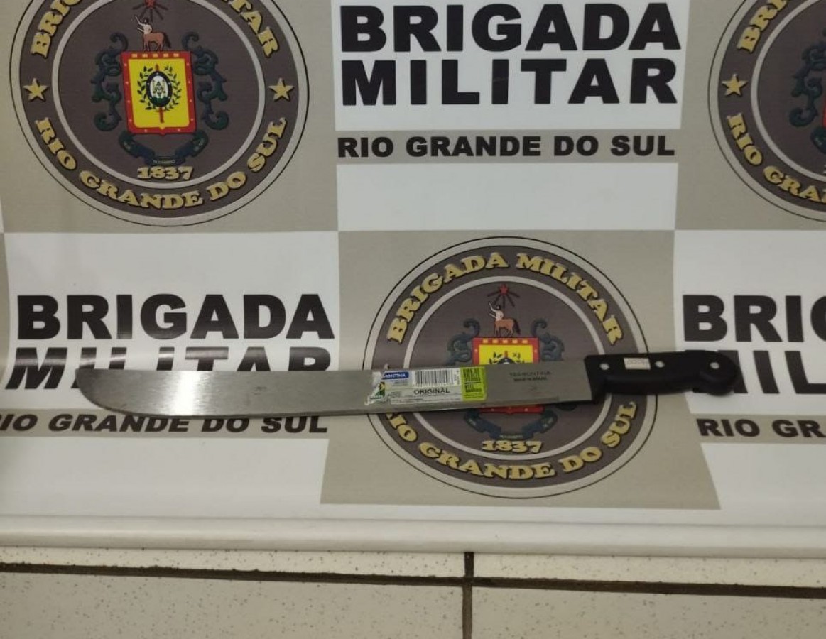 Com facão, homem ameaça vizinhos e policiais em São Valentim