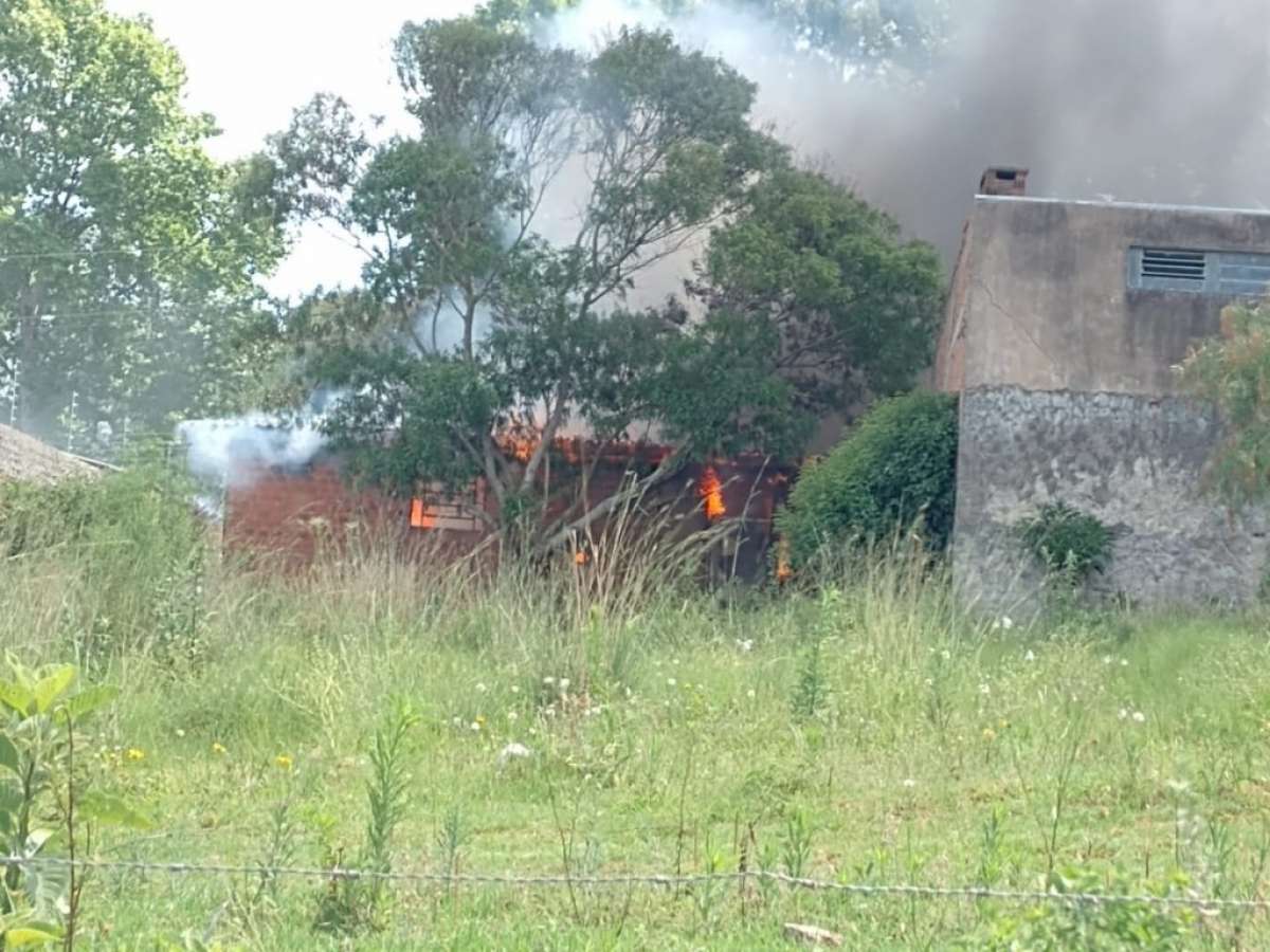 Incêndio destrói residência em frente ao Parque dos Viajantes em Passo Fundo