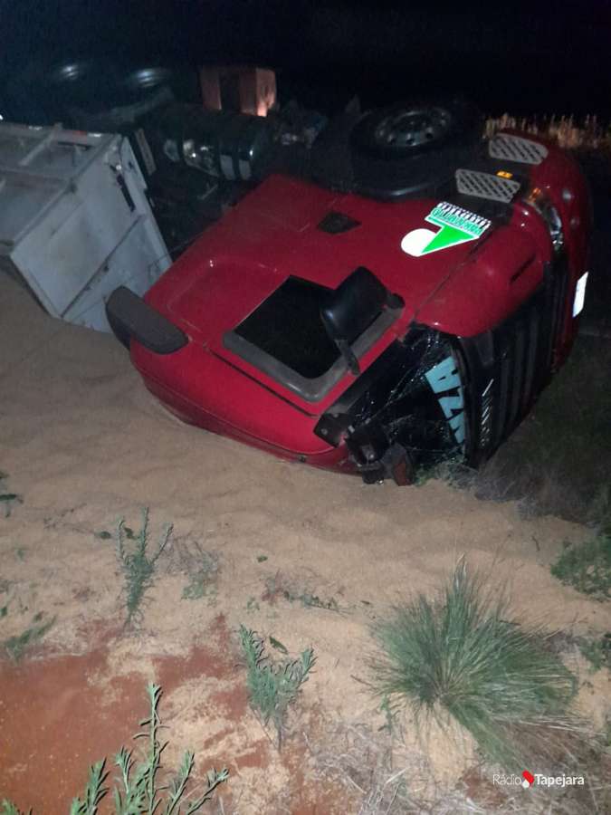 Caminhão tombado na ERS 463 será removido durante a tarde