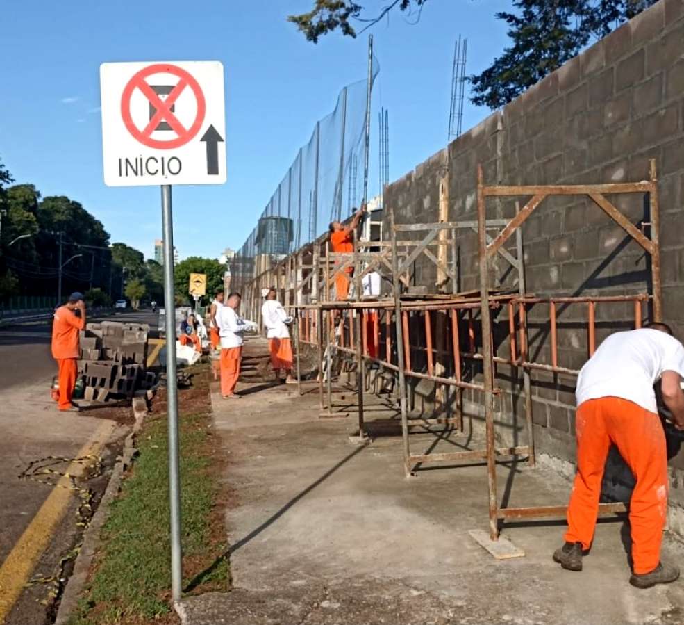 Apenados trabalham na construção de muro no presídio de Erechim