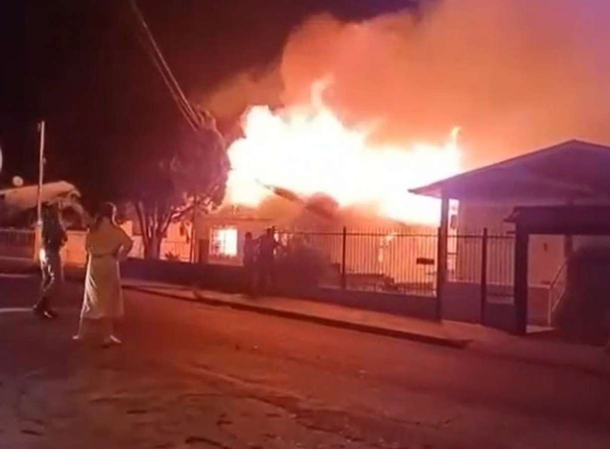 Incêndio destrói casa em Passo Fundo