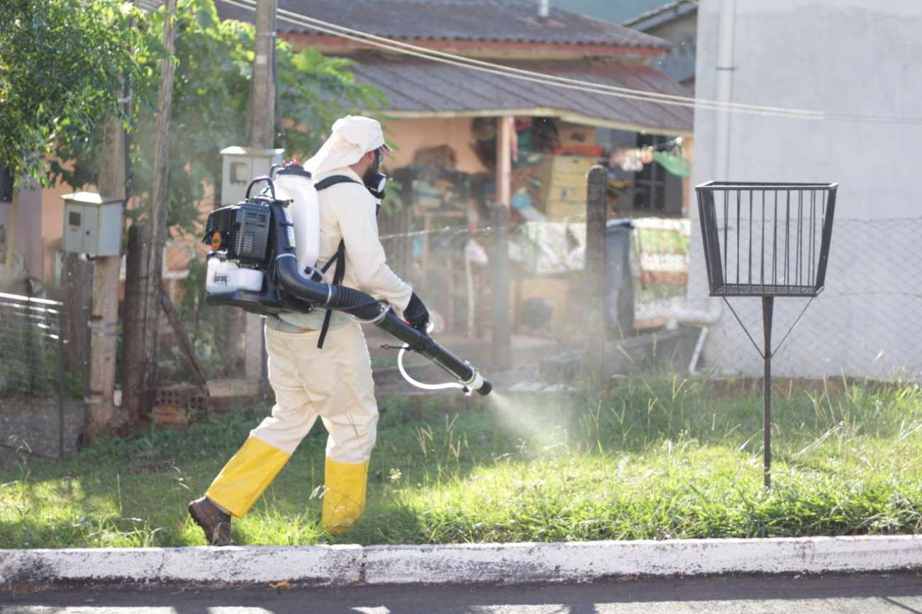 Tapejara realiza aplicação de inseticida para controlar a proliferação do mosquito Aedes aegypti