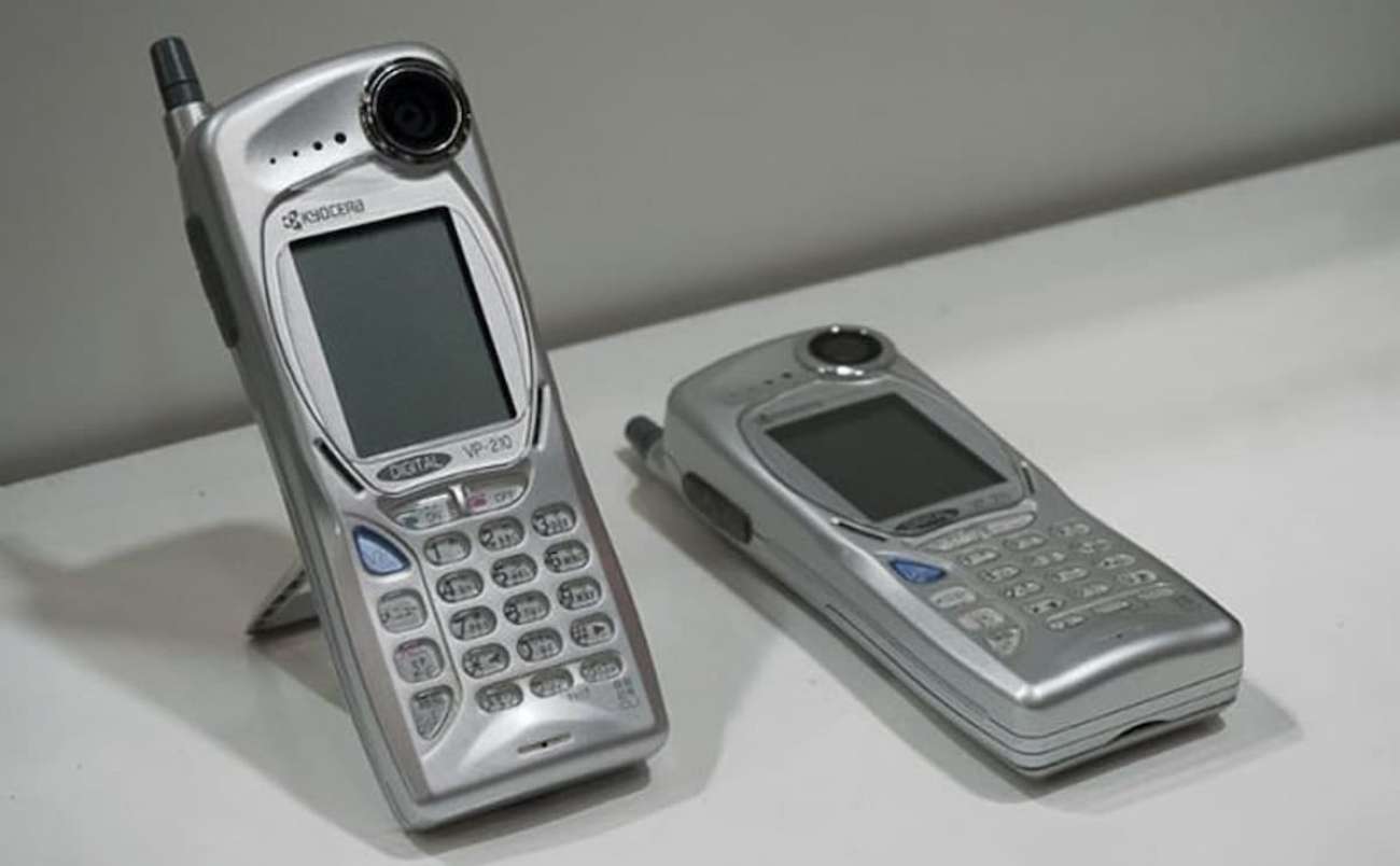 Tela de 2 polegadas e imagens coloridas: como era o primeiro celular com câmera da história