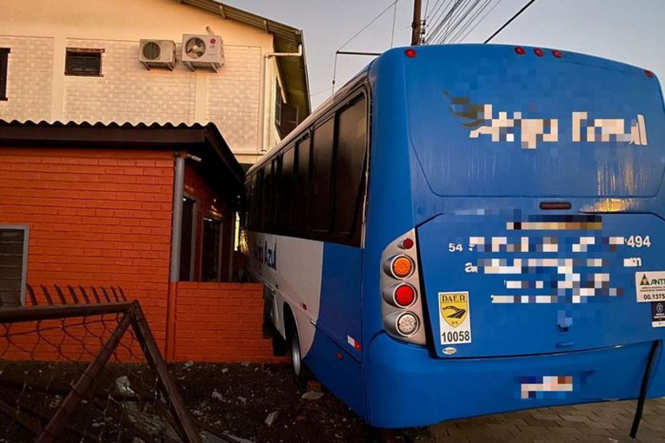 Micro-ônibus invade pátio de estabelecimento em Estação