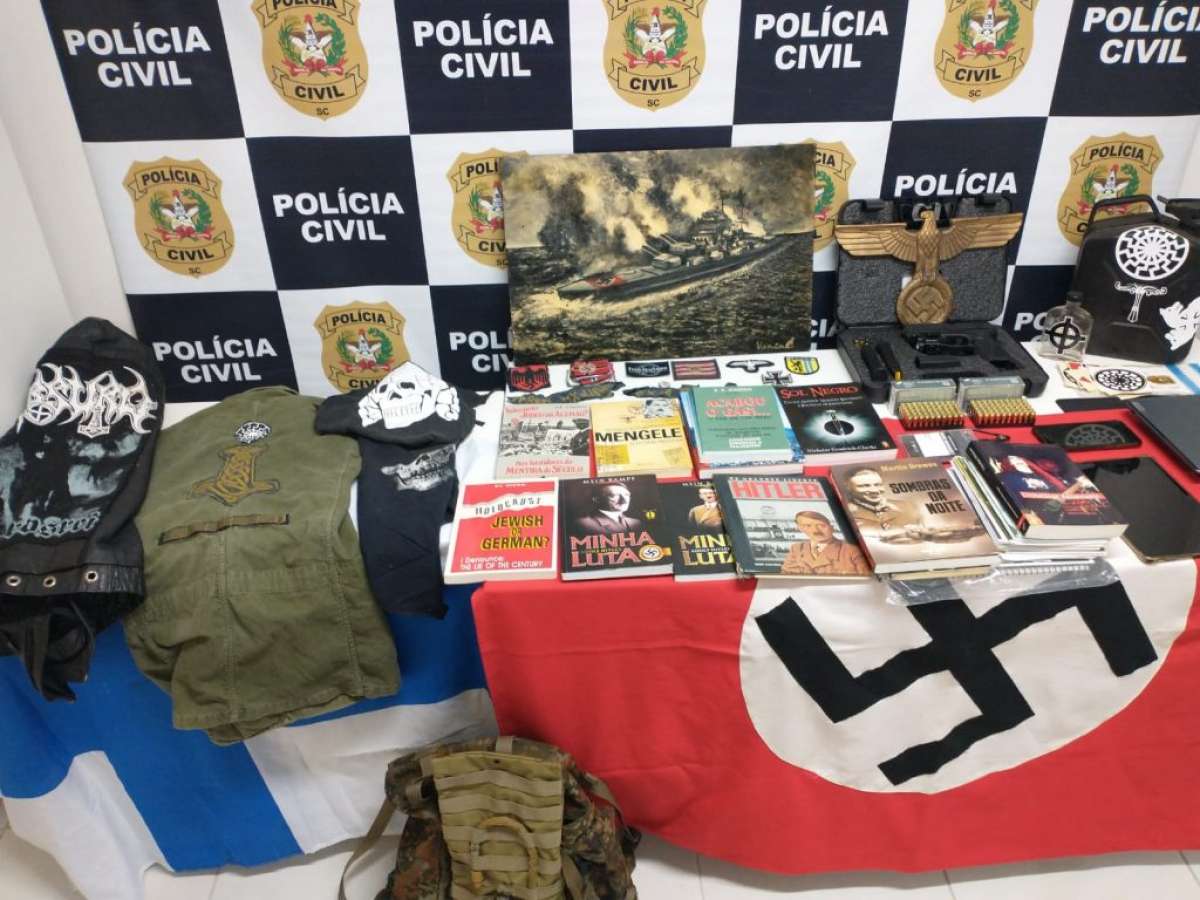 PC descobre estamparia que produzia camisetas com símbolos nazistas em Passo Fundo