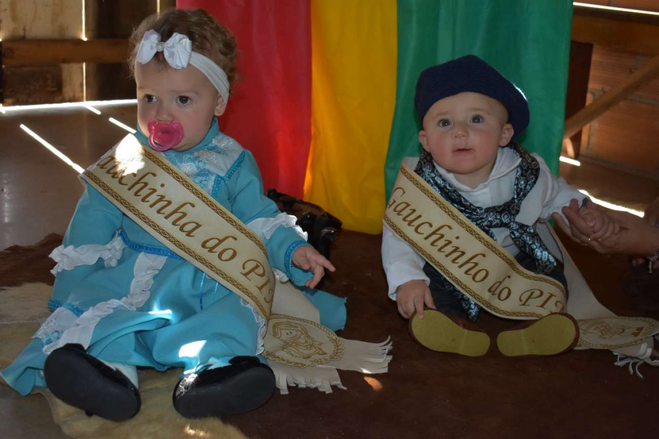 PIM de Vila Lângaro realiza desfile e troca de faixas do gauchinho e gauchinha