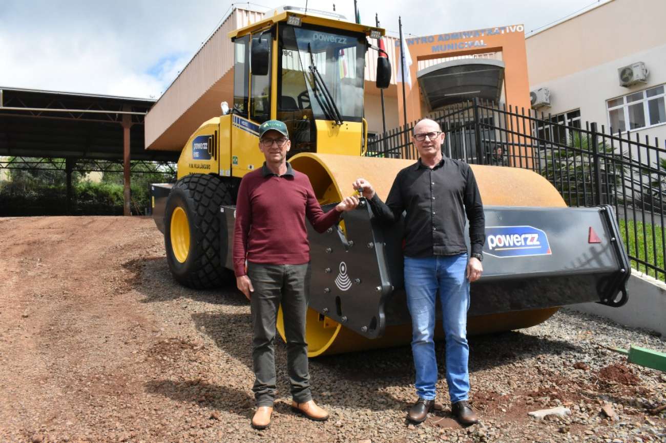 Vila Lângaro recebe moderno Rolo Compactador