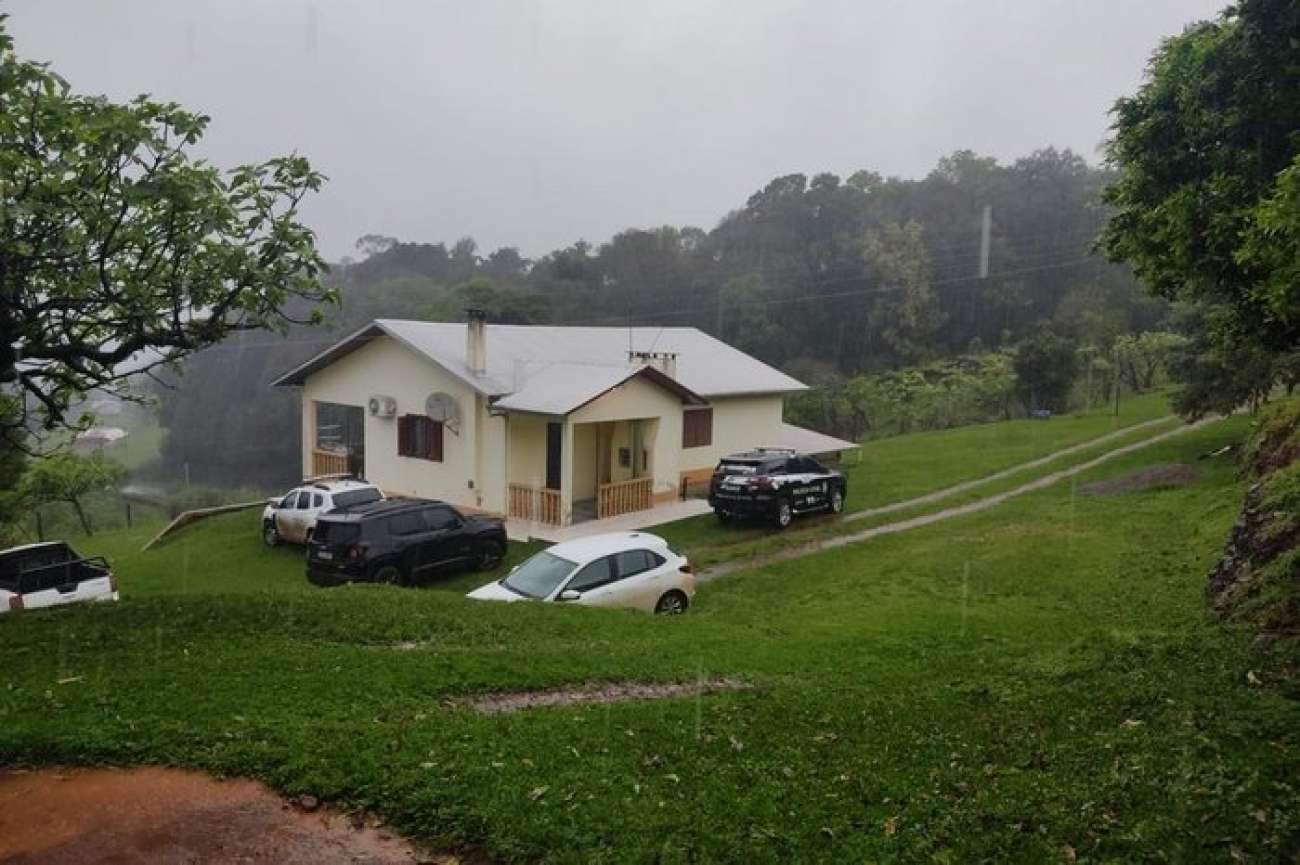 Homem Mata Mulher Com Tiro De Espingarda E Comete Suicídio