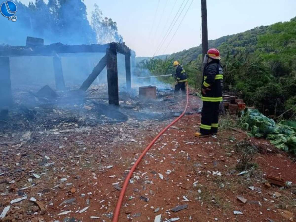 Imóvel é destruído pelo fogo no interior de São João da Urtiga