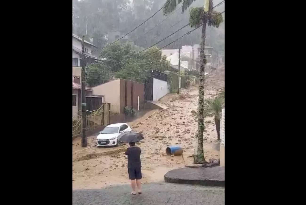 Avalanche de lama invade rua em Blumenau - SC