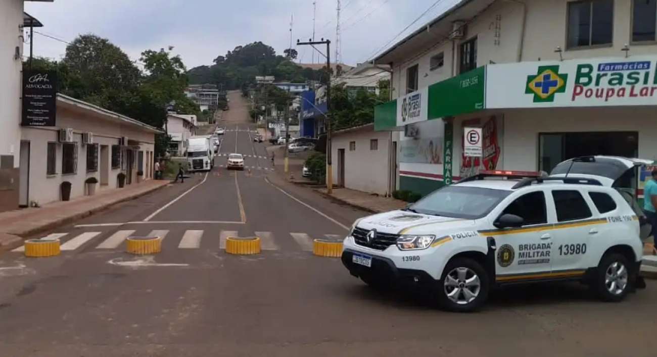 Corrosão da estrutura pela água interdita Ponte no centro de São José do Ouro