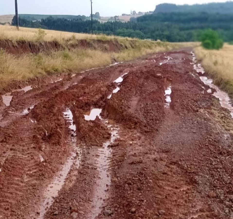 Estrada de acesso ao Araçá Alto, em Ibiaçá, está interditada