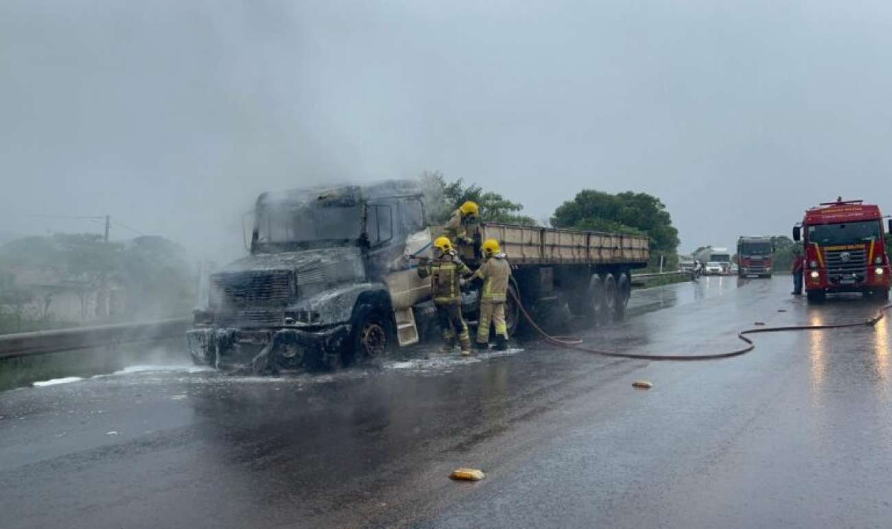 Carreta de Passo Fundo pega fogo na ERS-135, em Erebango