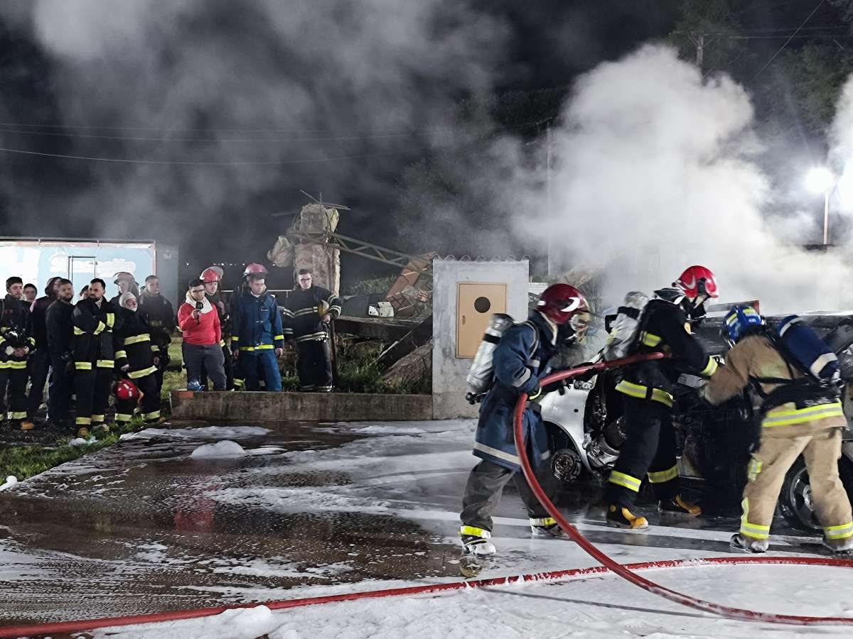 Bombeiros Voluntários de Tapejara recebem treinamento sobre combate a incêndio veicular