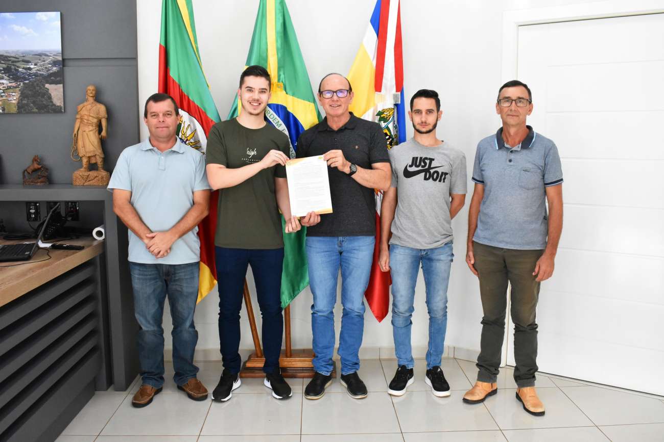 Vila Lângaro destina recurso para a Associação de Universitários