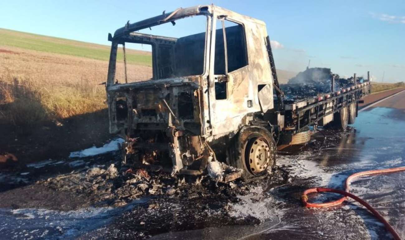 Caminhão fica completamente destruído após pegar fogo na ERS-135 em Sertão